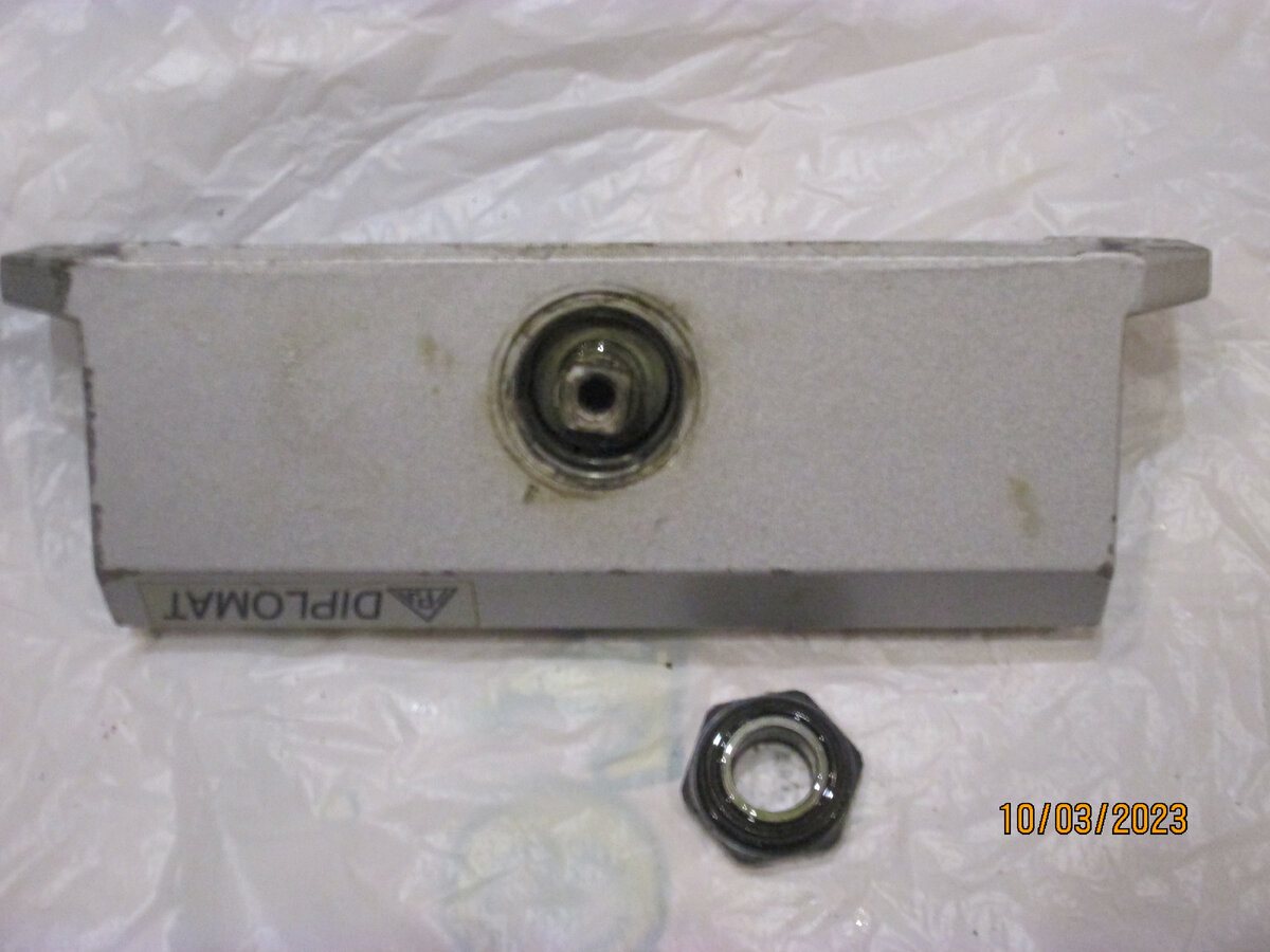 Открученная гайка.