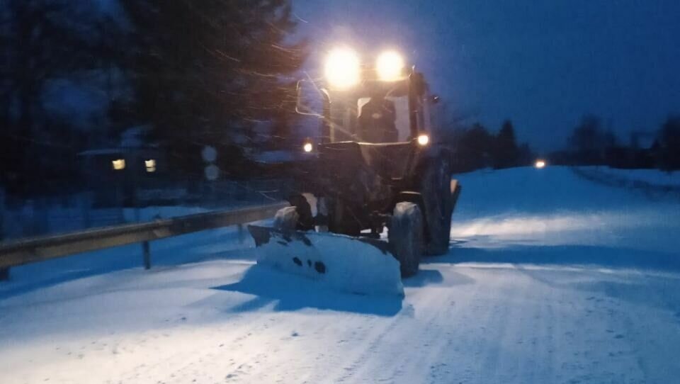     Более 200 спецмашин, которые занимаются чисткой снега и посыпкой дорог смесью реагентов, вышли на дороги Приморского края. Сотрудники АО «Примавтодор» круглосуточно борются с последствиями снежной стихии.