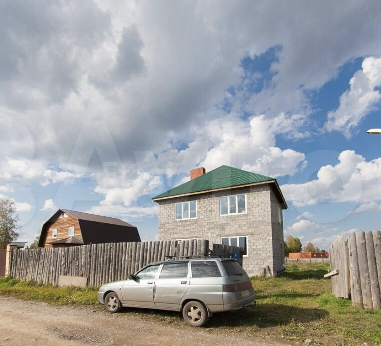 Летнее фото, сделанное риэлтором. Уже другое впечатление. 