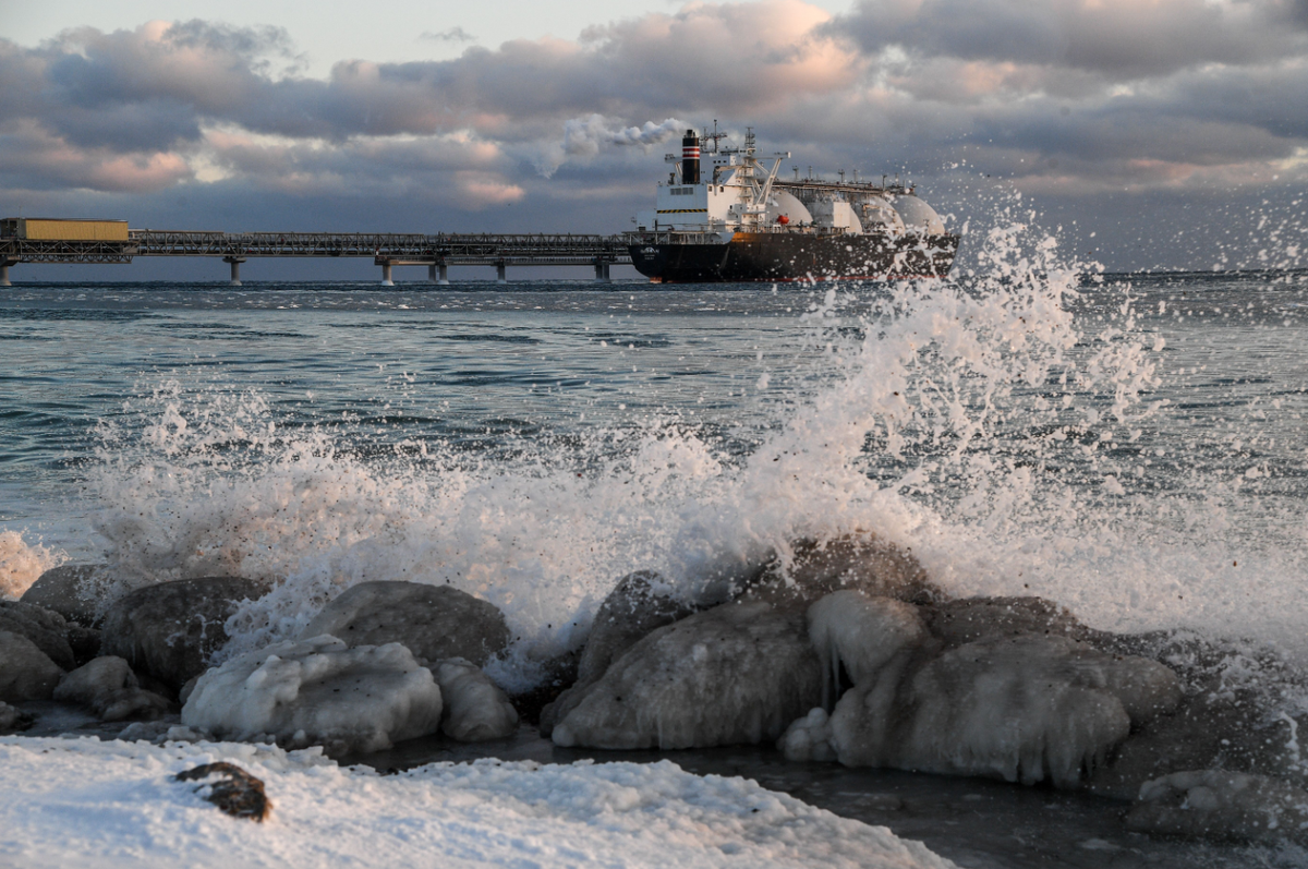 Танкер со сжиженным природным газом в Пригородном на российском острове Сахалин к северу от Японии © Фотоальянс/ДПА/ТАСС