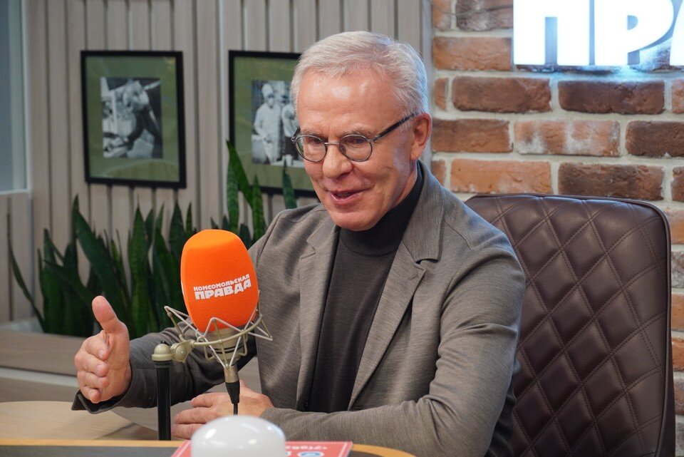     Вячеслав Фетисов в студии Радио “Комсомольская правда”. Александр ШПАКОВСКИЙ