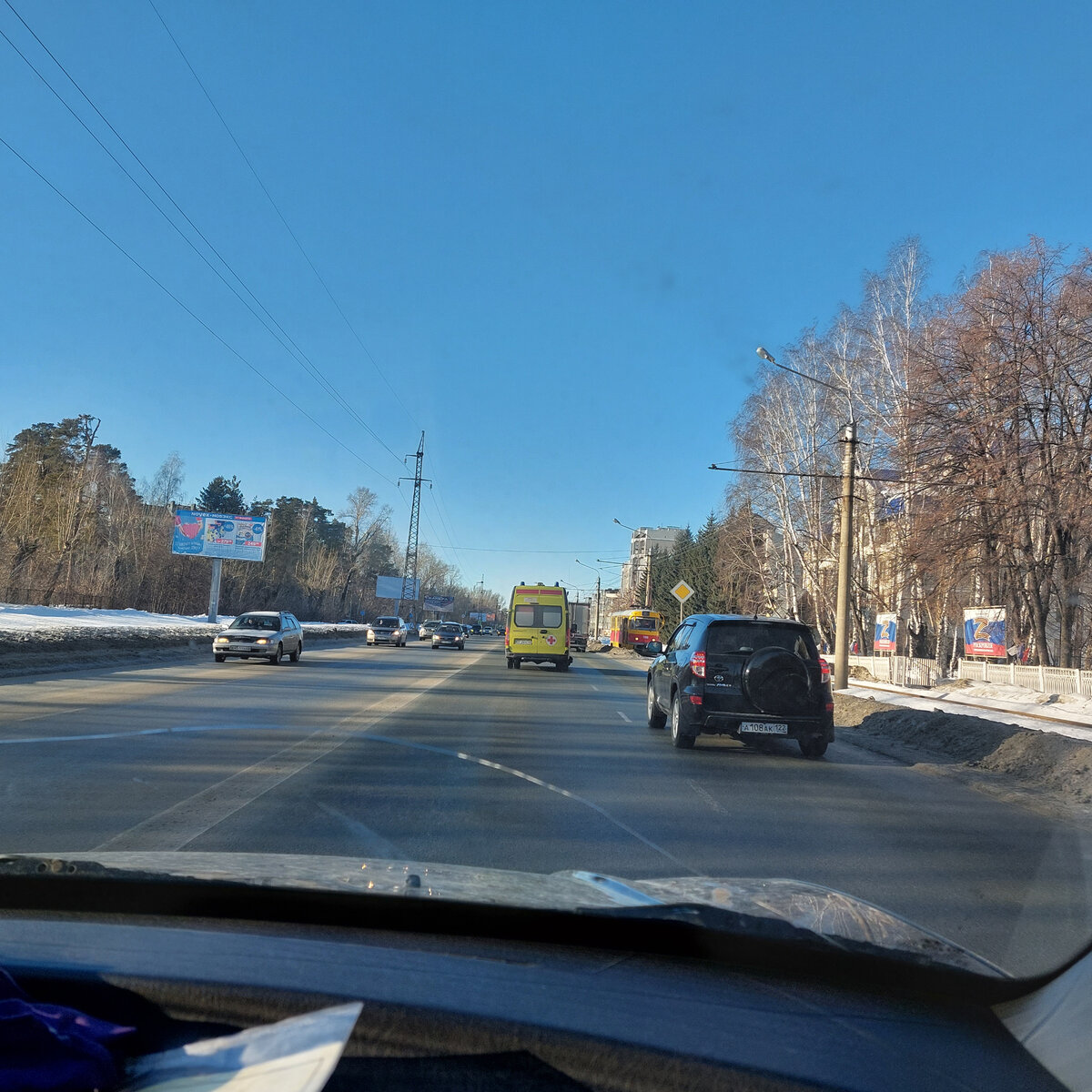 У нас сегодня тепло, солнечно, немного скользко, но ни вчерашнего дождя, ни ветра, ни снегопада. Едем на дачу. Солнце радует.