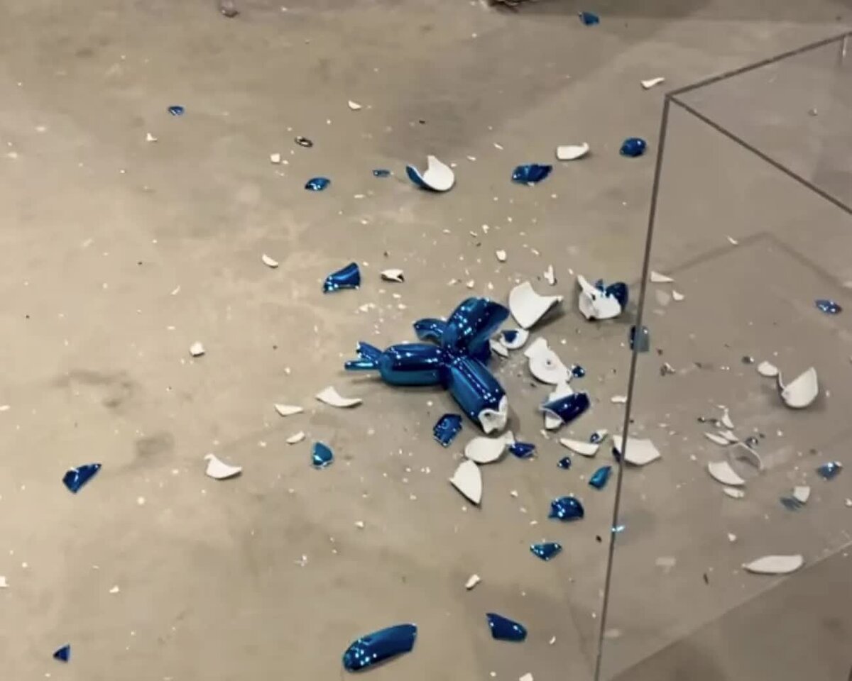    Осколки скульптуры Джеффа Кунса, разбитой на ярмарке в Майами