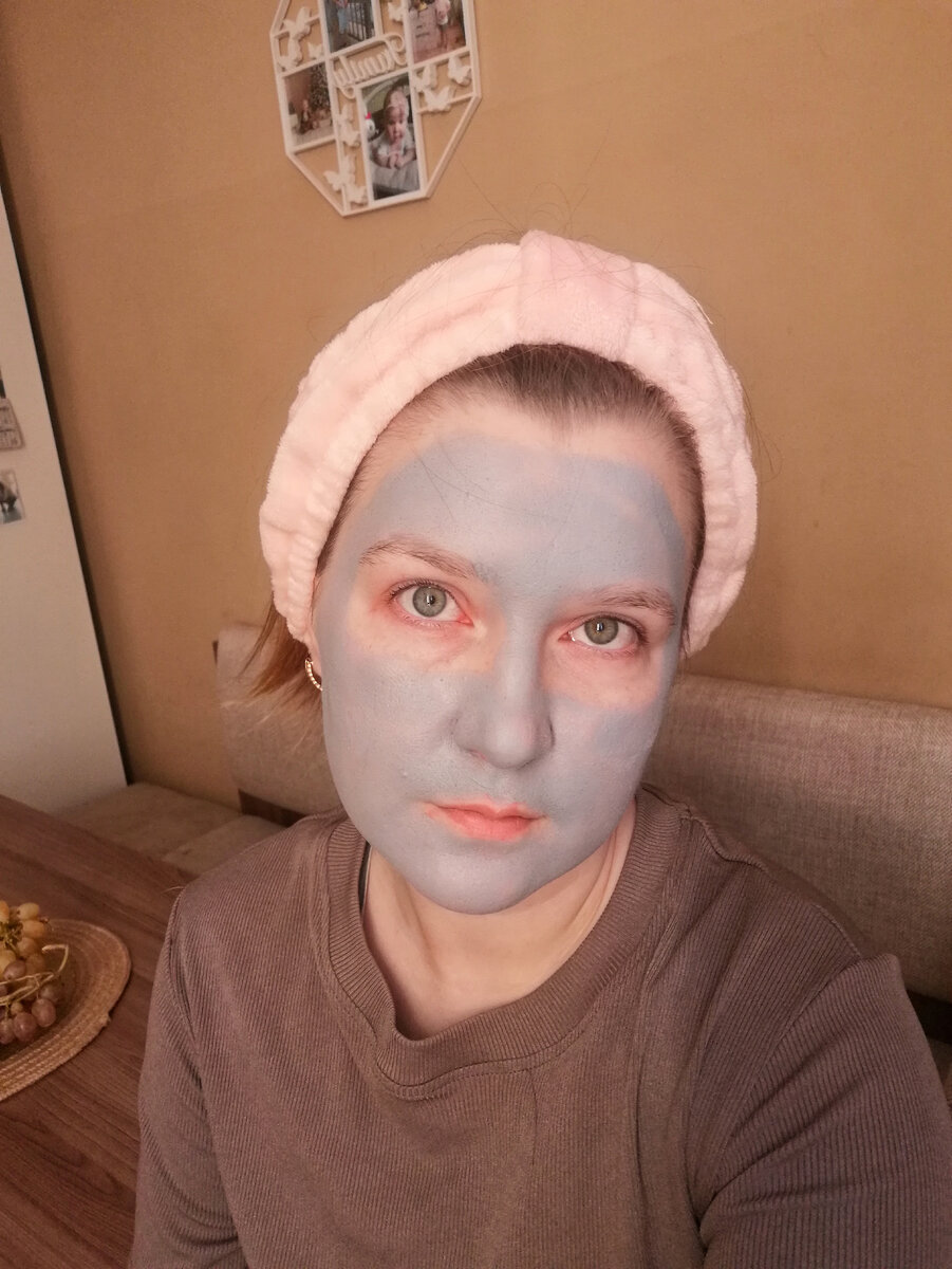 Самое лёгкое, что можно сделать даже когда ребёнок не особо хочет играть сам - глиняная маска-стик. Наносится две минуты, смывается три. 