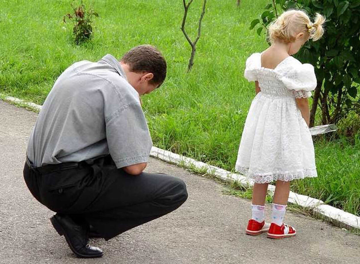 Ребенок бежит к родителям. Прощение родителей. Уходящий отец и дочь. Ребенок извиняется.