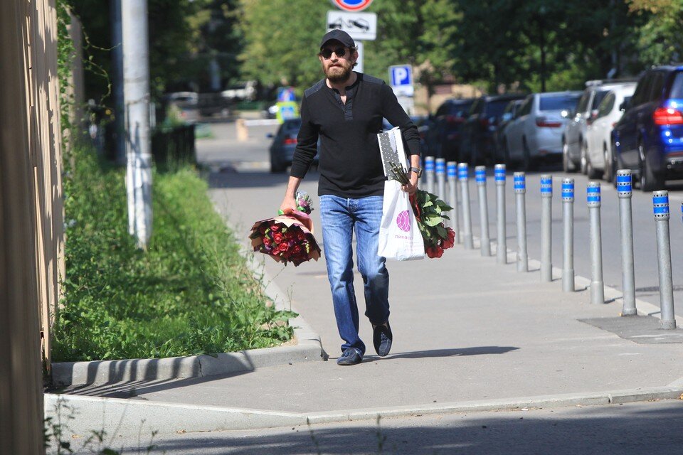     Два года назад коллеги и родственники, не сговариваясь, презентовали мужчине 5 одинаковых наборов для бриться. Руслан ВОРОНОЙ, Экспресс газета