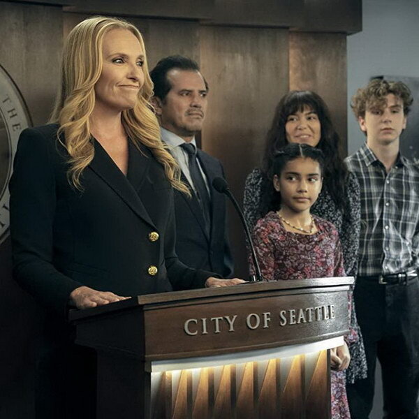     Девочки-подростки управляют миром с помощью электричества в трейлере «Власти»