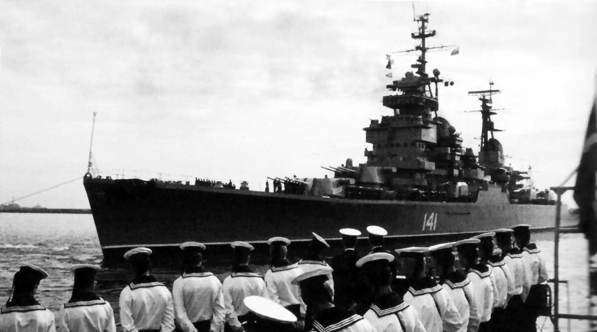 Лёгкий артиллерийский крейсер «Молотовск» - первый в серии проекта 68-бис, построенный в Молотовске на заводе № 402