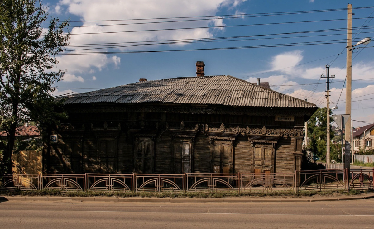 Улицы иркутска список. Улица Баррикад Иркутск. Улица Баррикад. Улица Баррикад здание 1913 года.