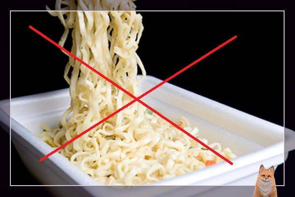 В лапше быстрого приготовления много соли, усилители вкуса заставляют вас съесть больше, чем нужно. Большое количество острых специй могут привести к раздражению желудка. При частом употреблении лапши есть риск привыкания. Пользы для здоровья этот продукт, конечно не несёт и содержание в нем питательных веществ минимально.