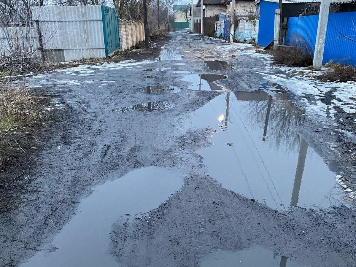 Почему образуются лужи. Лужа в городе. После дождя. Улицы после дождя. Грязная речка.