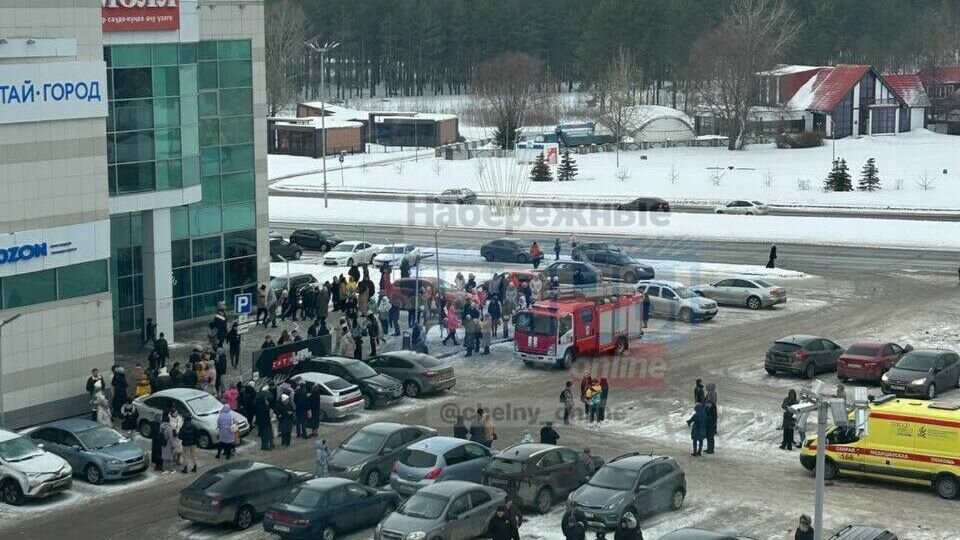    В Набережных Челнах накануне днем, 8 марта, произошла эвакуация посетителей из торгового центра «Сити Молл». Об этом очевидцы сообщили в Telegram-канале «Челны Онлайн».