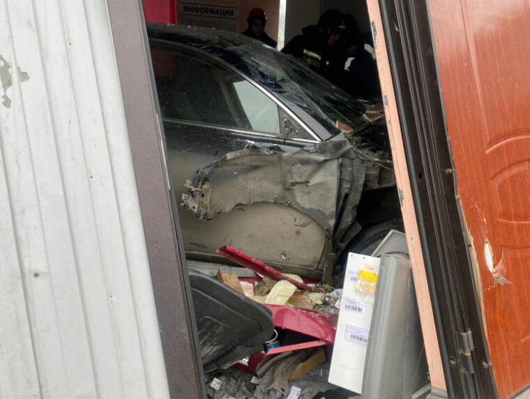    В киоск въехала Toyota Camry