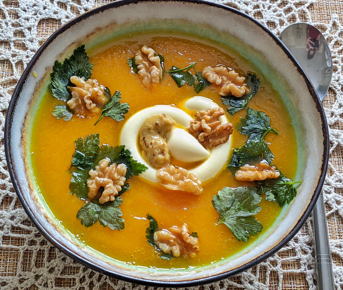 Тыквенный суп-пюре с майонезом, горчицей, петрушкой и грецкими орехами