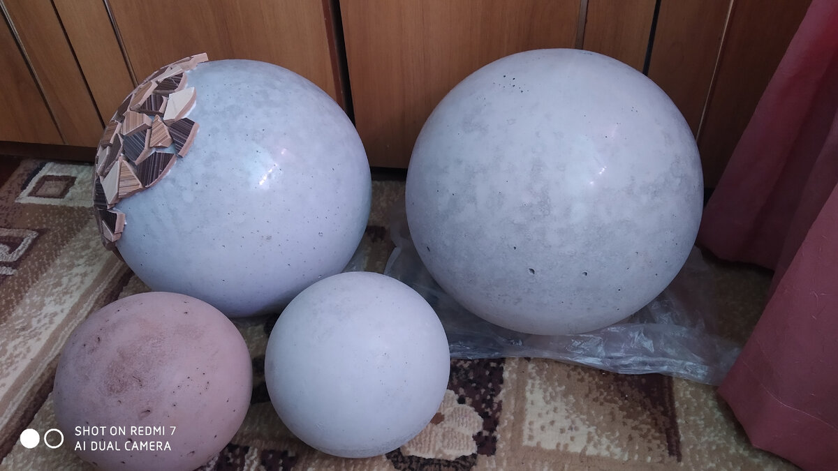 Полые бетонные шары — декор для дома и сада
