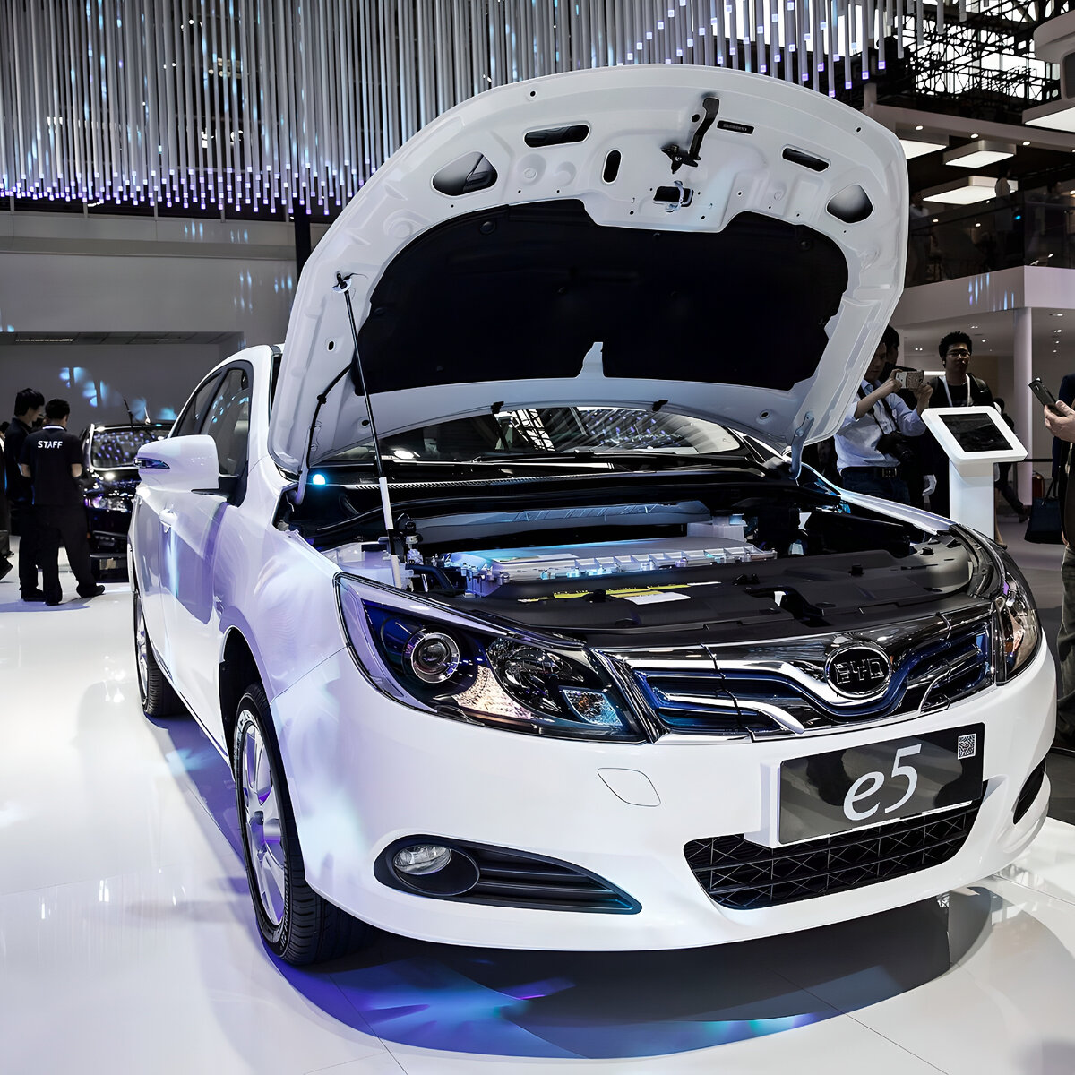 Дилеры планирует продавать седан от 1.8 млн рублей. Вполне достойная цена, а еще эта машина в Поднебесной используется для такси