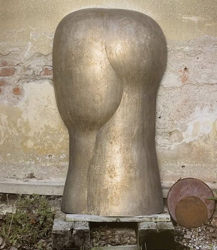 Особую ценность представляет постамент и изюминка произведения - декоративный элемент в форме усеченного конуса справа внизу ...