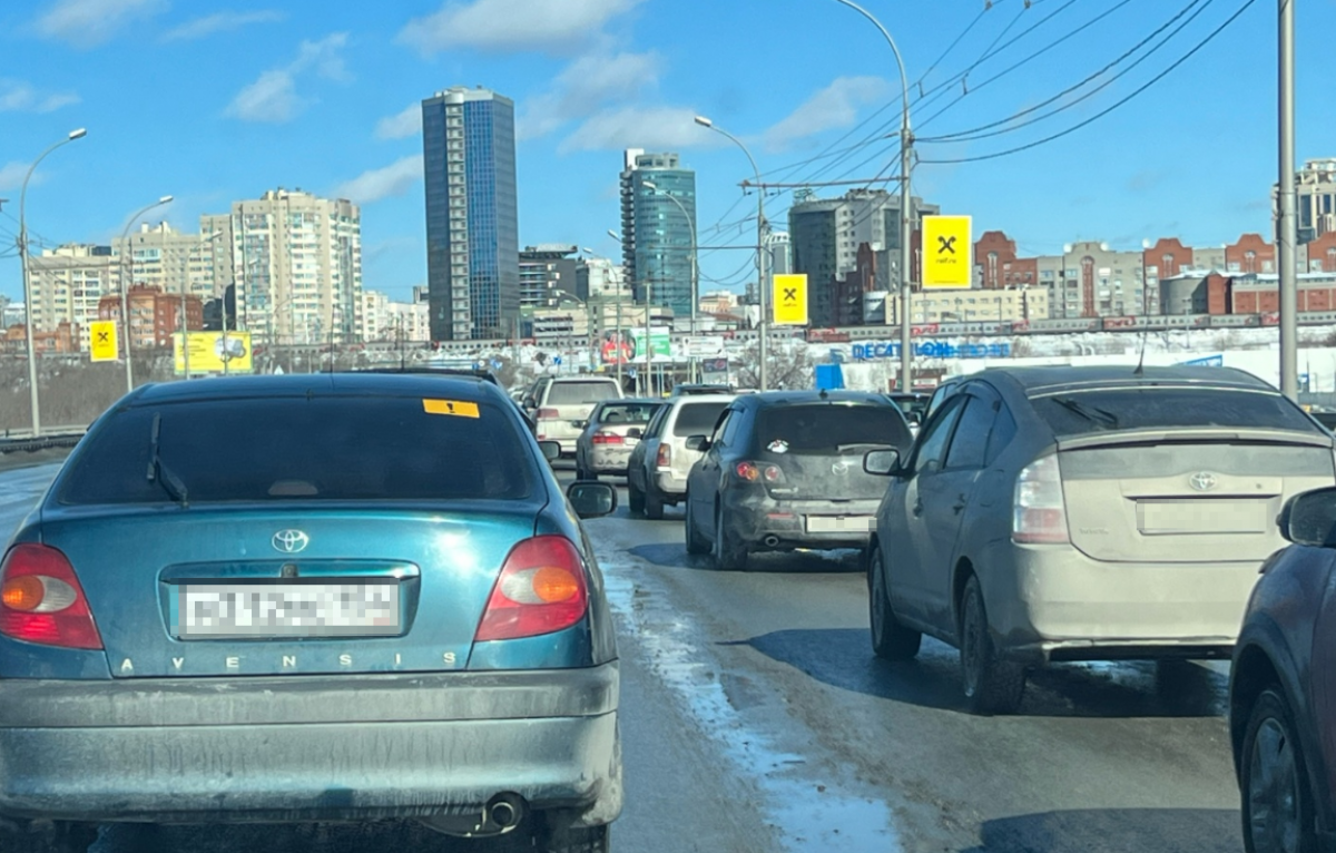 Автомобильная пробка. Димитровский мост. Пробки Новосибирск. Октябрьский мост пробки Новосибирск. Землетрясение в новосибирске 2024