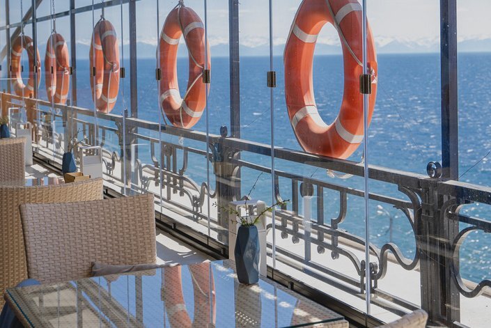    В летний период работает терраса, с которой открывается шикарный вид на Байкал