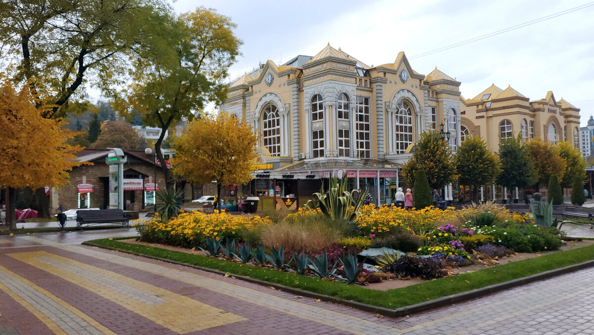 Здание  на Курортном бульваре в Кисловодске