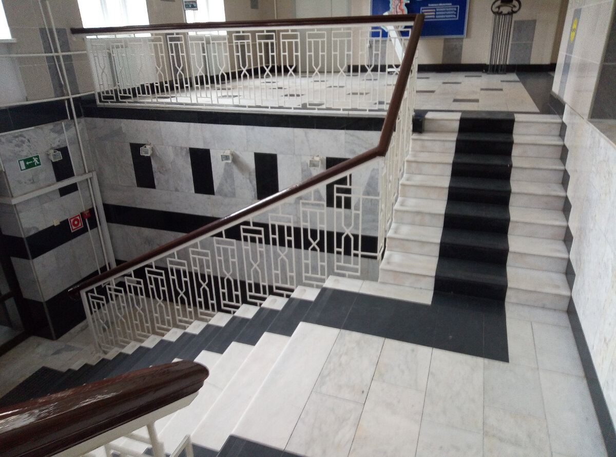 фото с архива автора. Фойе техникума, где у нас проходят лекции на курсах.