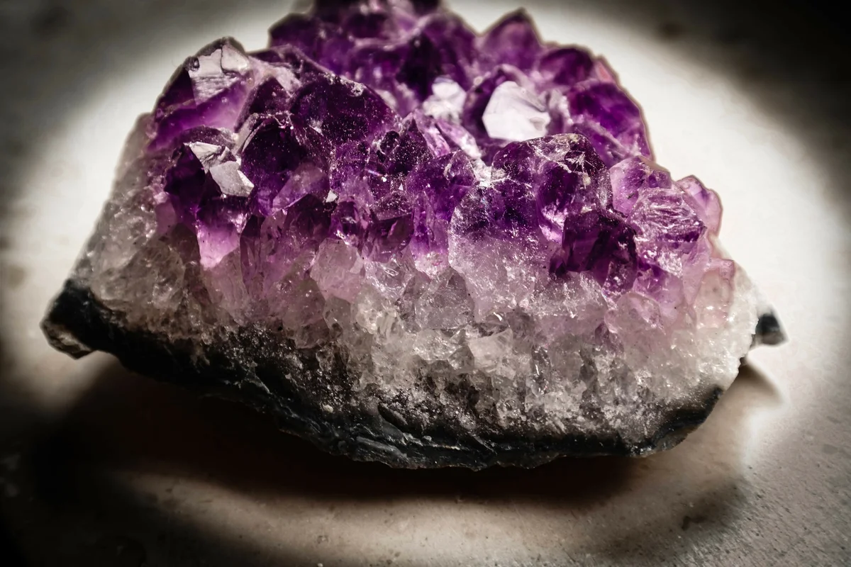 Природный аметист. Фиолетовый кварц аметист. Камень аметист фиолетовый кварц. Кварц жеода камень. Фиалковый аметист.