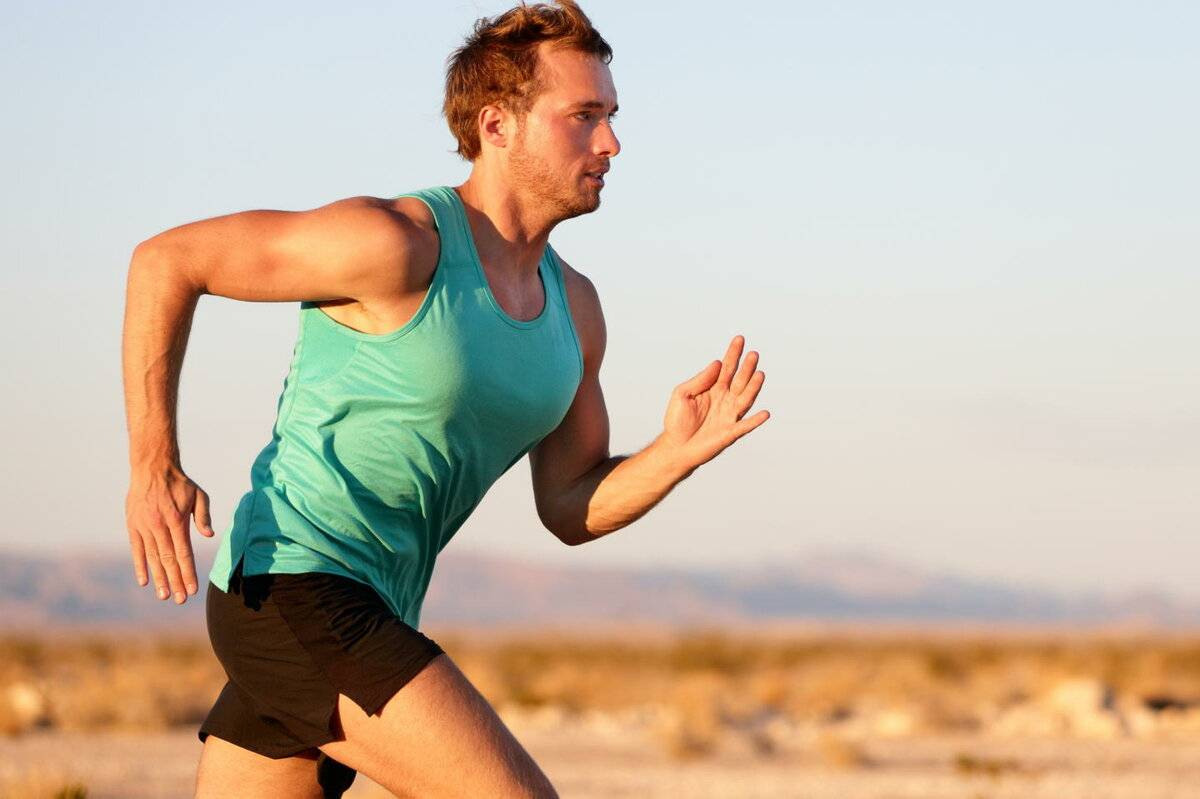 Набегающим почему им. Нападение кочевников. Спортсмен бежит. Спортивный мужчина. Печенеги это в древней руси.