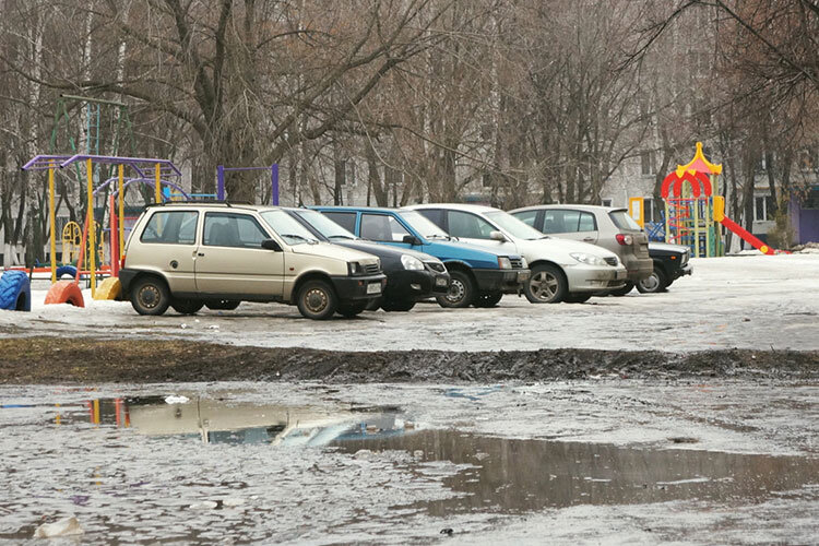 Ремонт дворов. Парковка. Припаркованный автомобиль в городе. Благоустройство парковки.