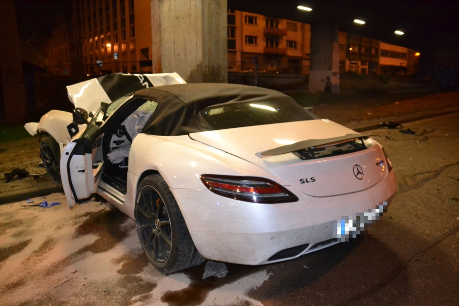 Разбитый мерседес w203. Разбитый мерседес 222. Дтп мерседес бенц. Разбитый мерседес гл 350d. Битый мерседес c200.