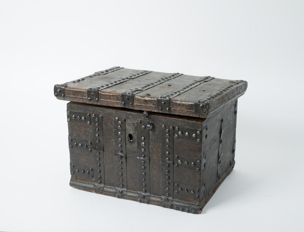 Сундук с композицией «Самсон, раздирающий пасть льва». Русский Север. Конец XVII-начало XVIII в. Сосна, железо, ковка. Внешний вид.