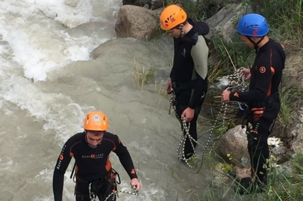    Автомобиль с пятью пассажирами застрял посреди реки в Карачаево-Черкесии