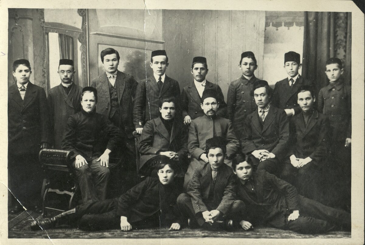 Г.Ибрагимов (в центре) среди преподавателей и учеников медресе «Галия». Фото: https://photo.miras.info/