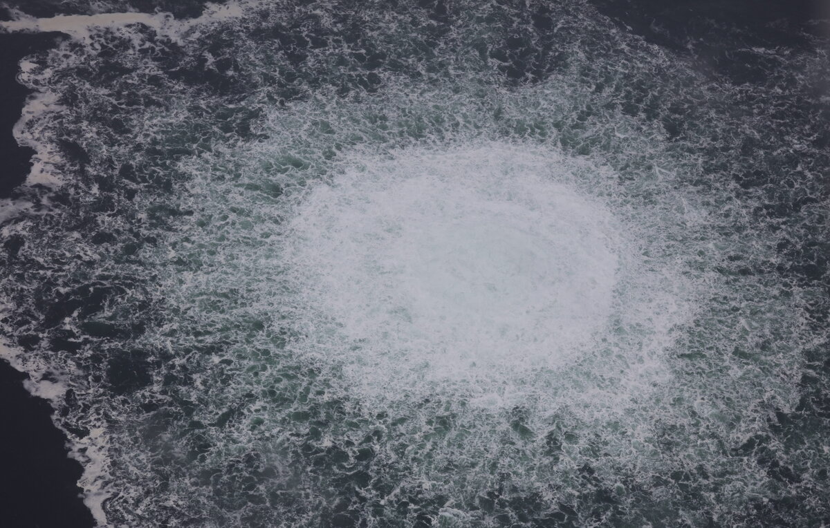    Место происшествия на газопроводе "Северный поток - 2" в Балтийском море, 27 сентября 2022 года  Swedish Coast Guard/Handout/Anadolu Agency via Getty Images