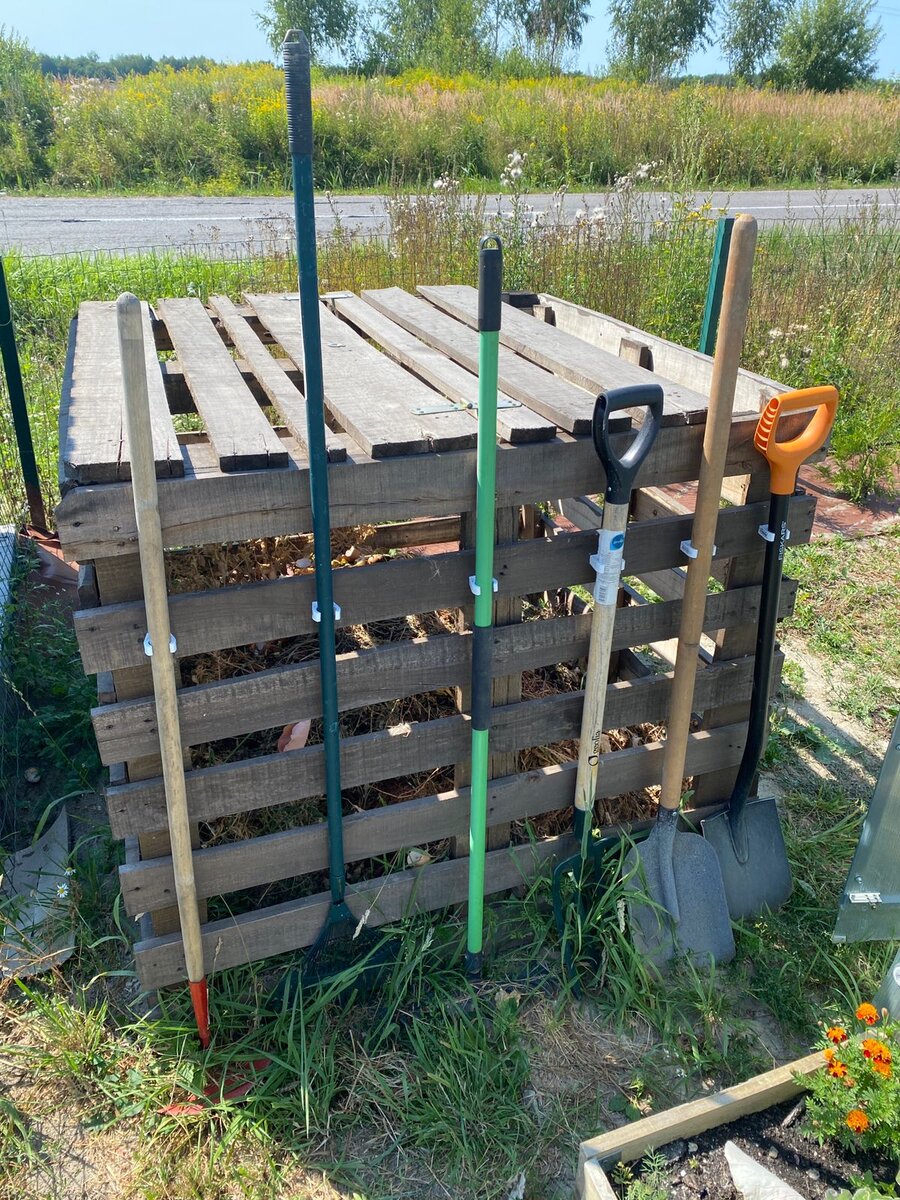 Сбоку компостера сделал крепления для инструмента