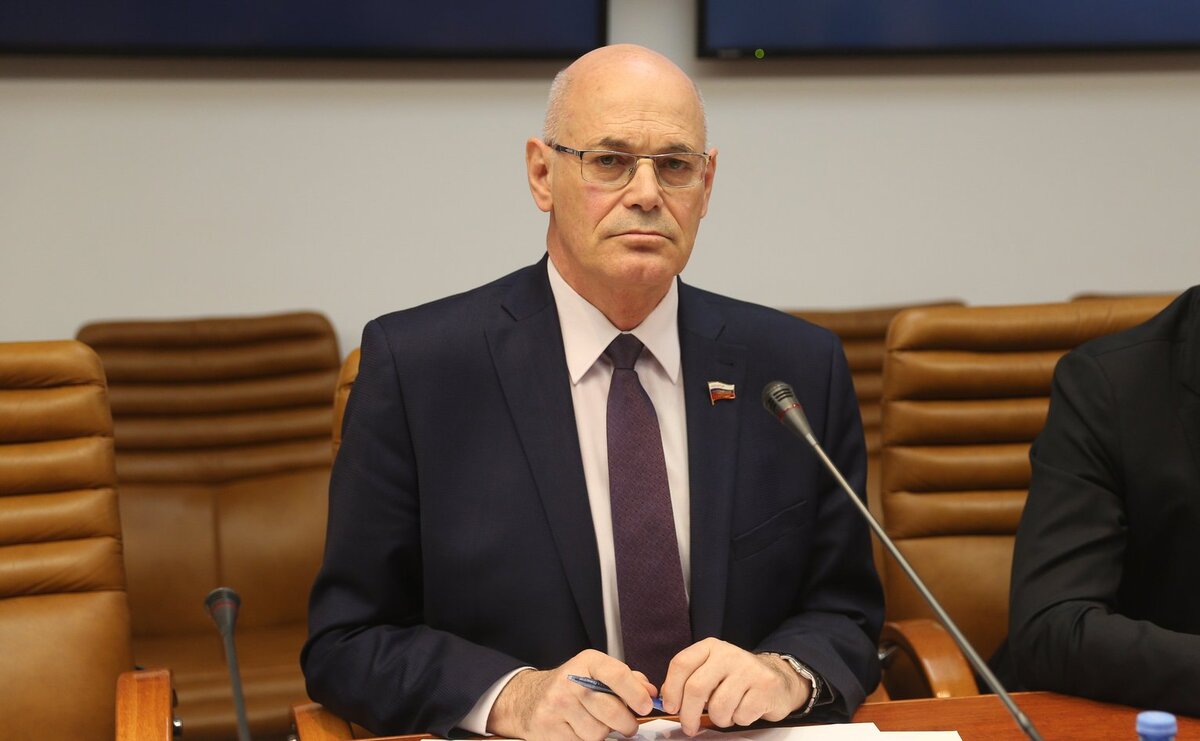 Член Комитета Совфеда по социальной политике, врач-педиатр Владимир Круглый 