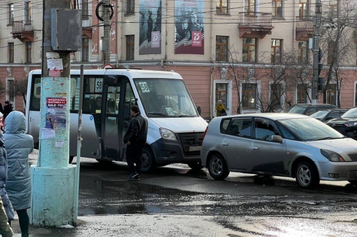    Пробка образовалась в центре Читы из-за ДТП с маршруткой