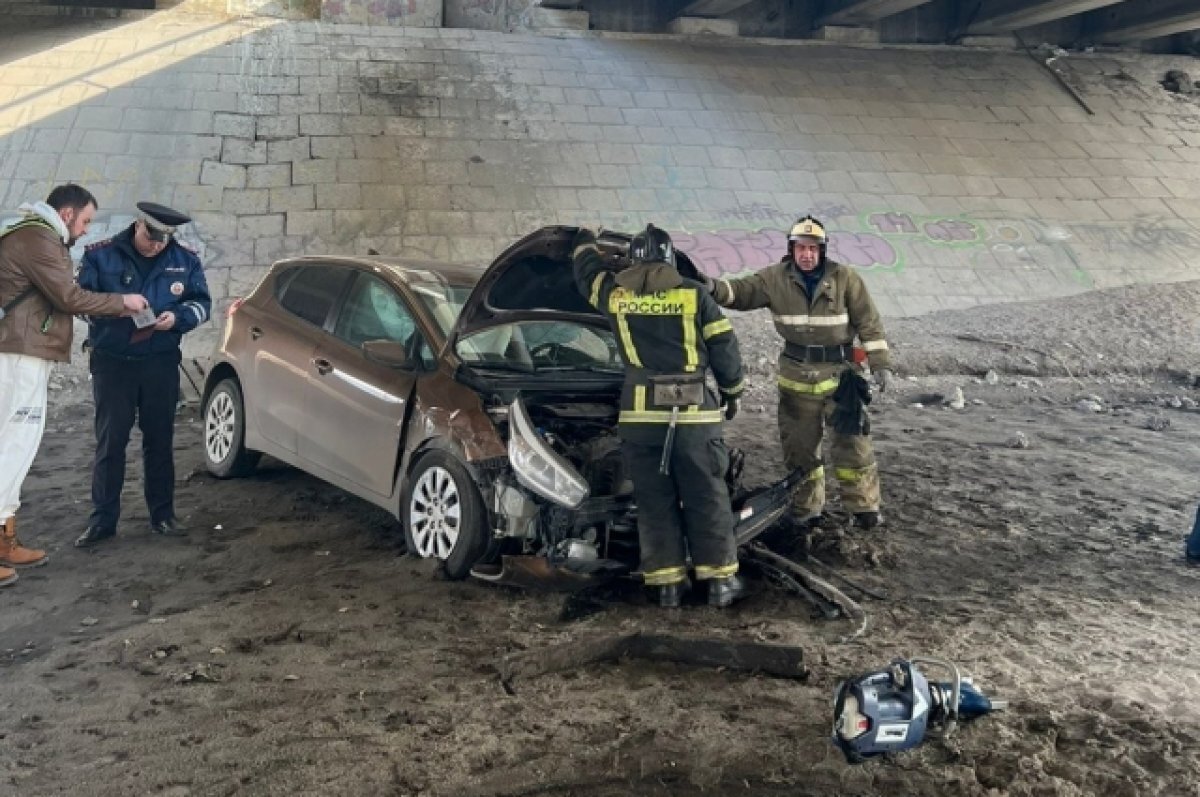    В Воронеже иномарка с 27-летней автомобилисткой упала с Северного моста