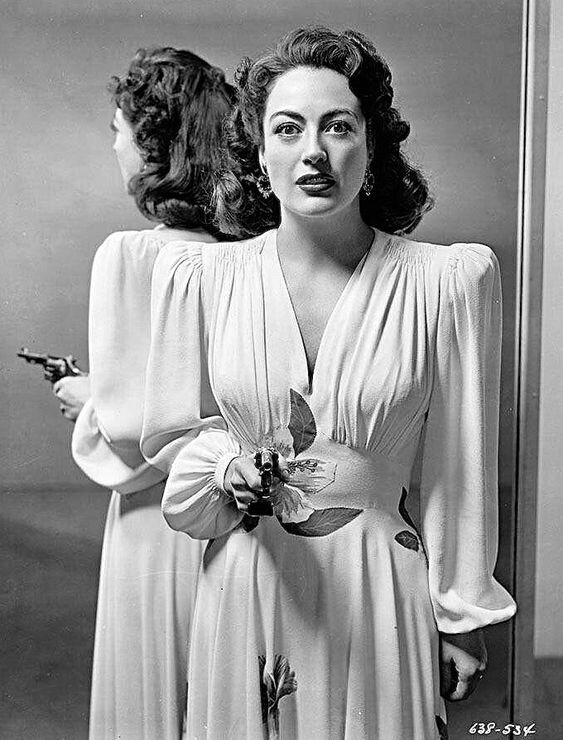 Еще одно платье, которое способствовало популярности подплечников. Фильм Mildred Pierce, 1945 год.