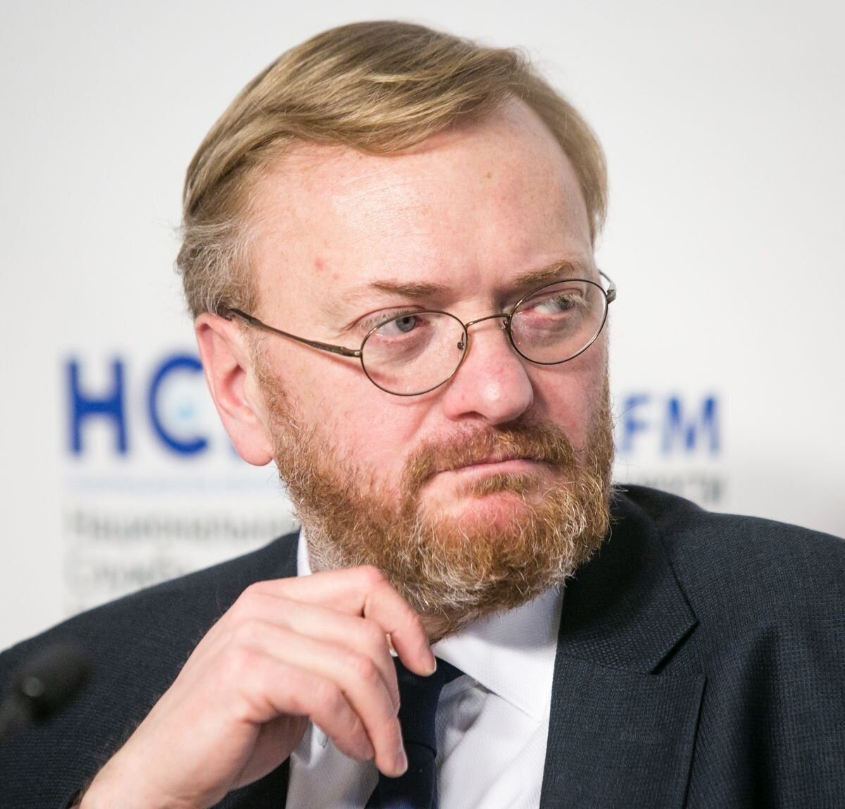 «Я признаю только один вид мигрантов, которых я считаю достойными. Это те мигранты, которые прошли службу в ЧВК «Вагнер», которые приезжают сюда не возить тележки и в магазинах работать, а защищать нашу страну», — заявил он.