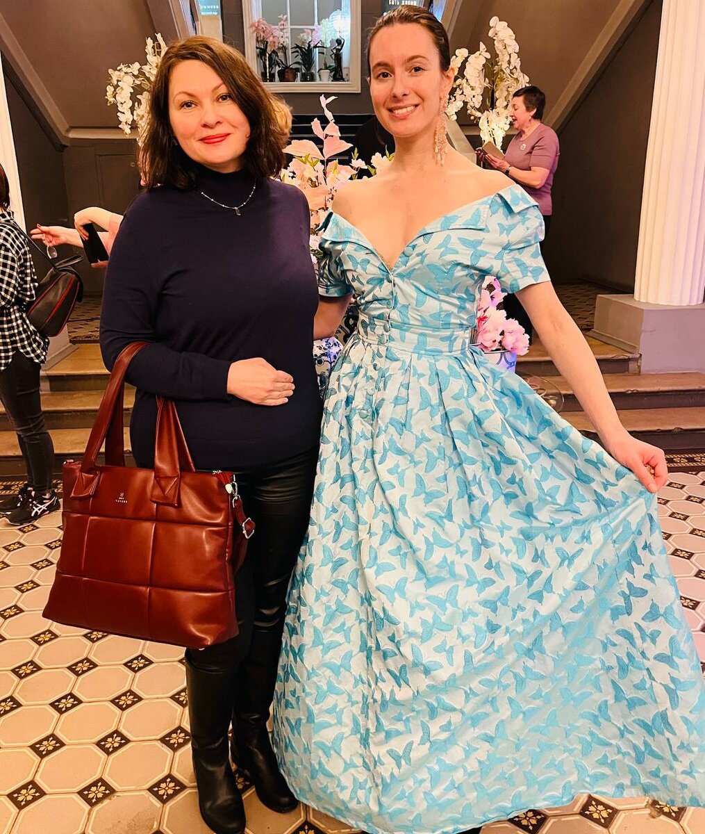 На первом этаже зрителей встречает красивая девушка из прошлых эпох. Необычно и очень приятно такое внимание со стороны театра. 