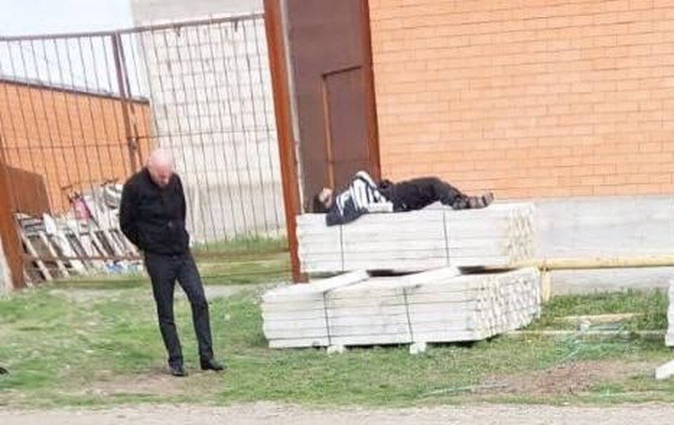     Тело одного из нападавших с огнестрельными ранения было найдено на окраине города Карабулак. Фото: социальные сети