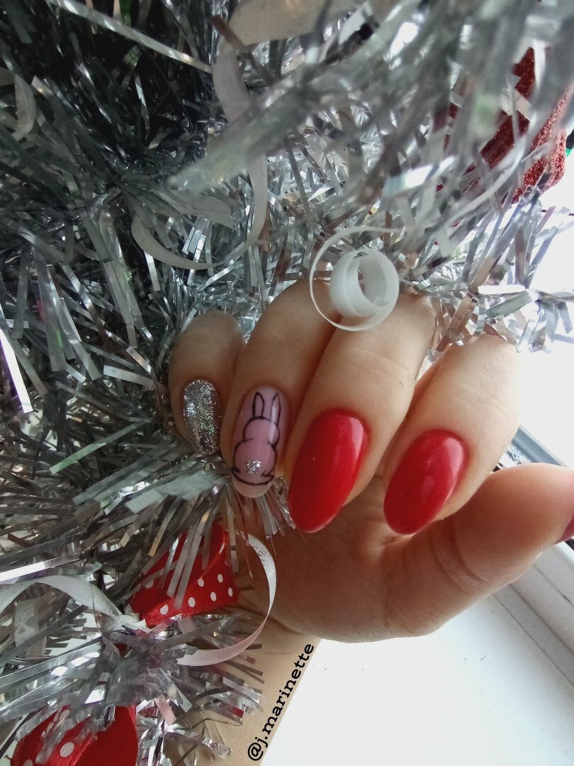 Новогодний красный маникюр