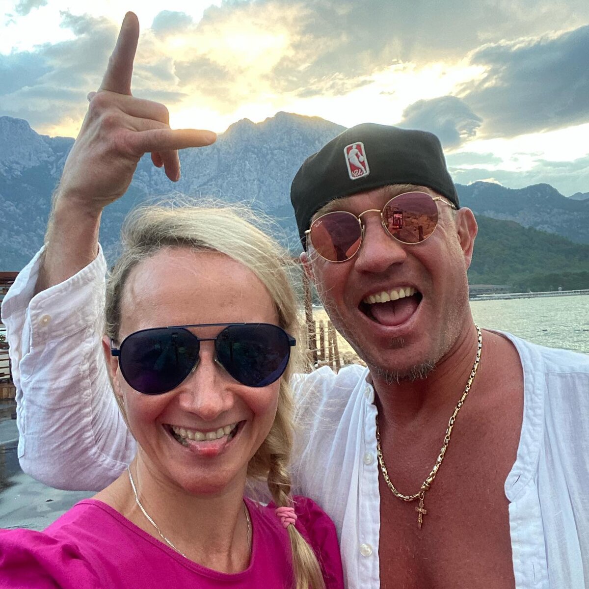    Оксана Домнина находится вместе с мужем Романом Костомаровым в реанимацииСоцсети