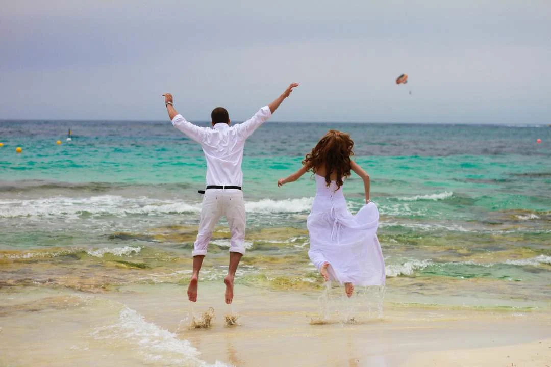 Позитивная девушка. Классных выходных. Доброе утро легкого понедельника. Пожелания хорошего дня подруге. Счастливый мужчина легкость.