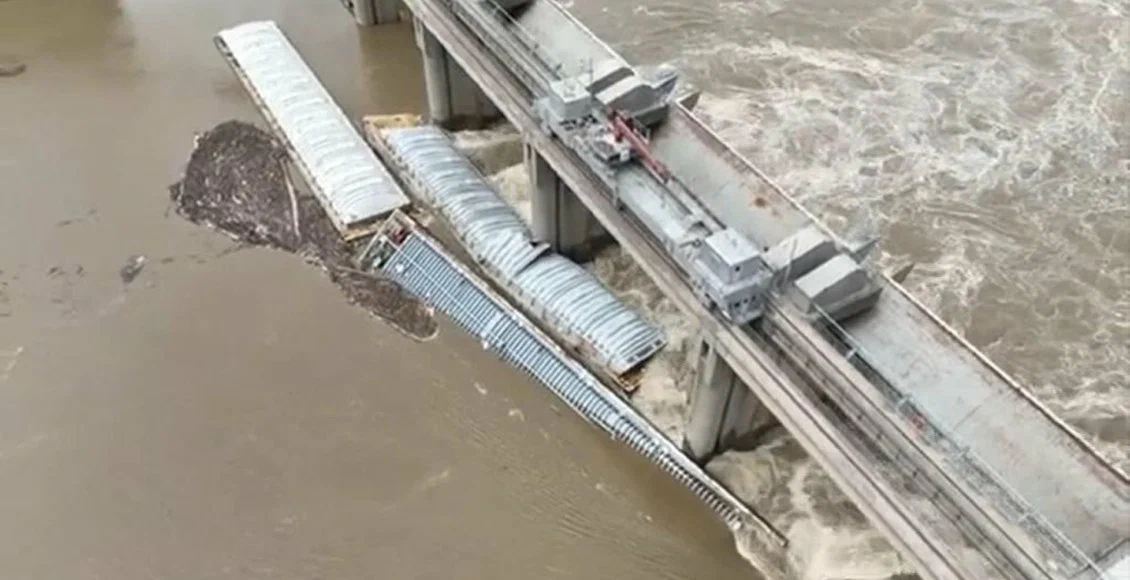 Баржа столкнулась с мостом в штате Техас в США
