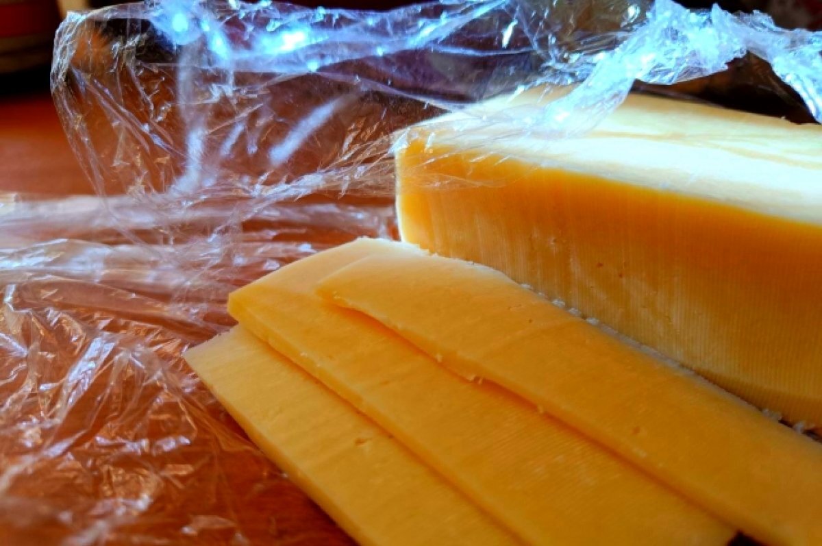    Сыр и масло воровка продавала прохожим.