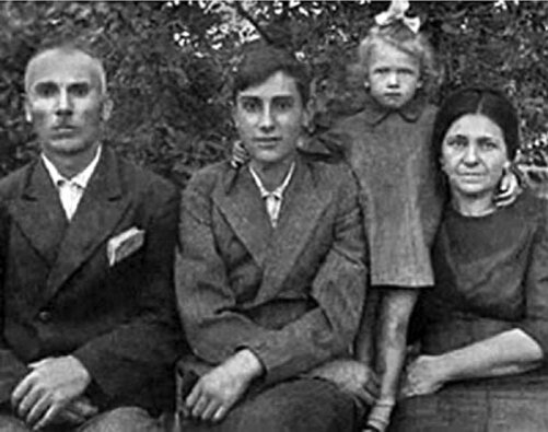 Павел Луспекаев (в центре). Отец - Богдасар Гукасович Луспекян и мать - Серафима Авраамовна Ковалева