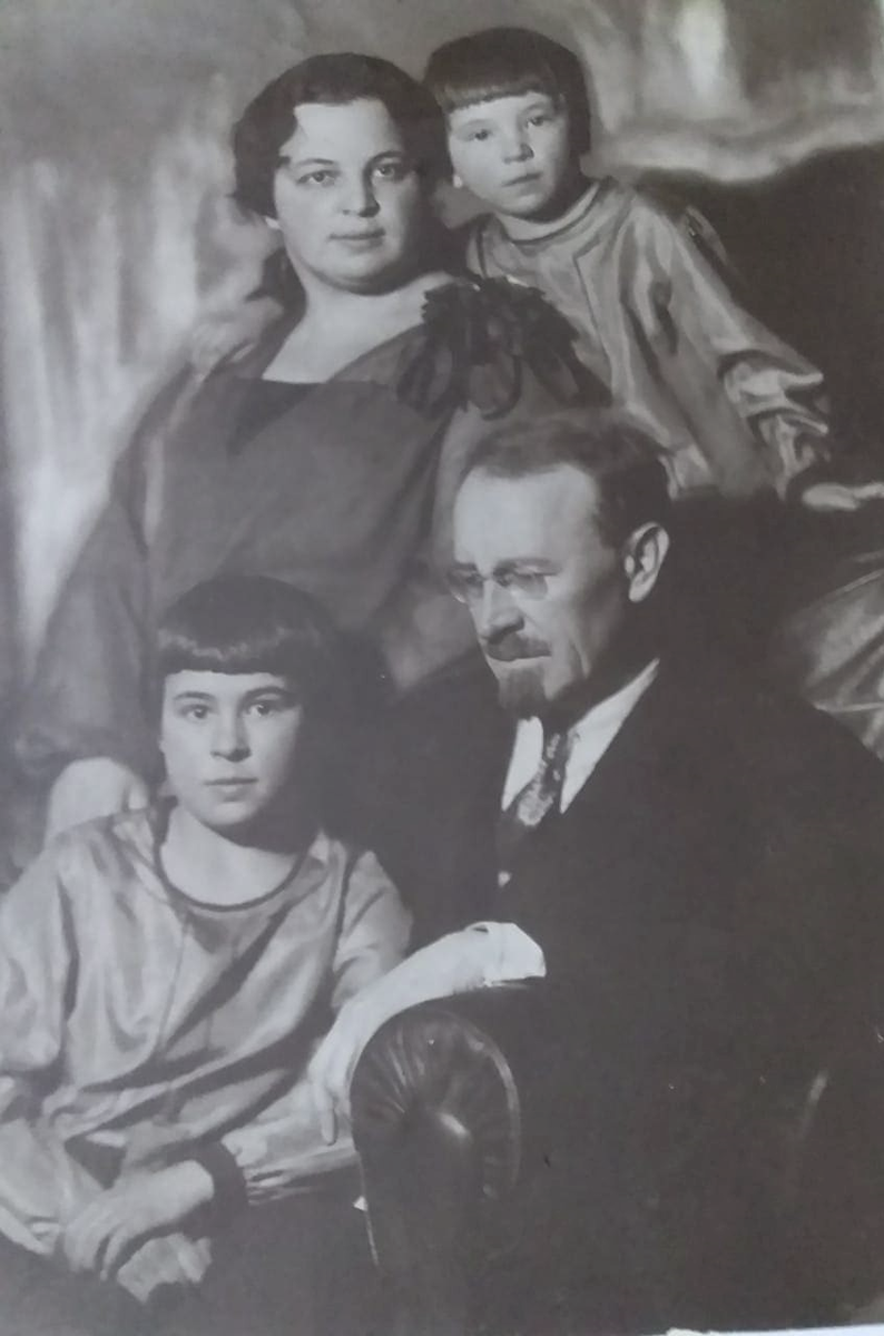 Дедушка, бабушка и две дочери. Младшая - моя мама.