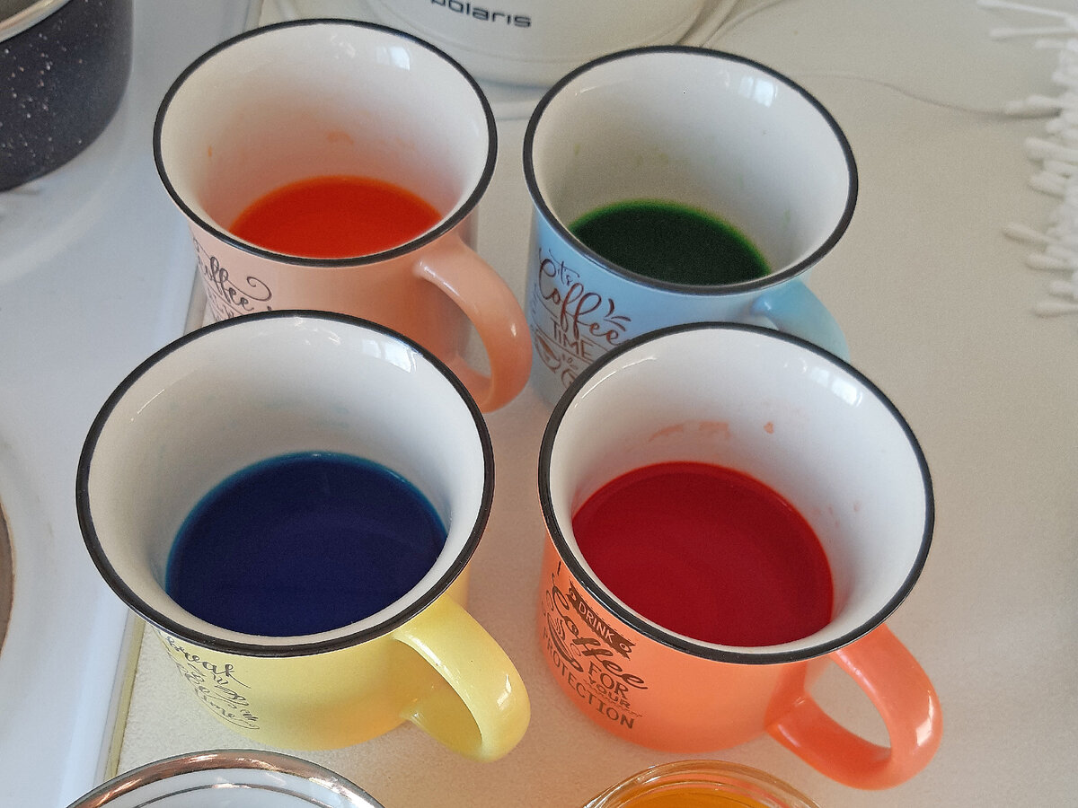 Краска в кружках. Решите сами, в какой посуде разводить краску