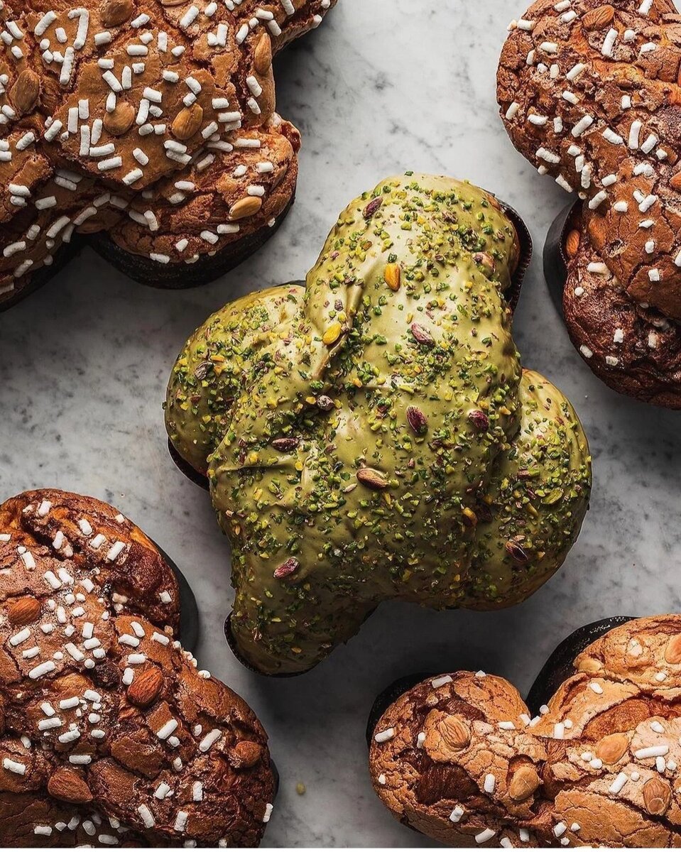 Кулич в фисташковой глазури